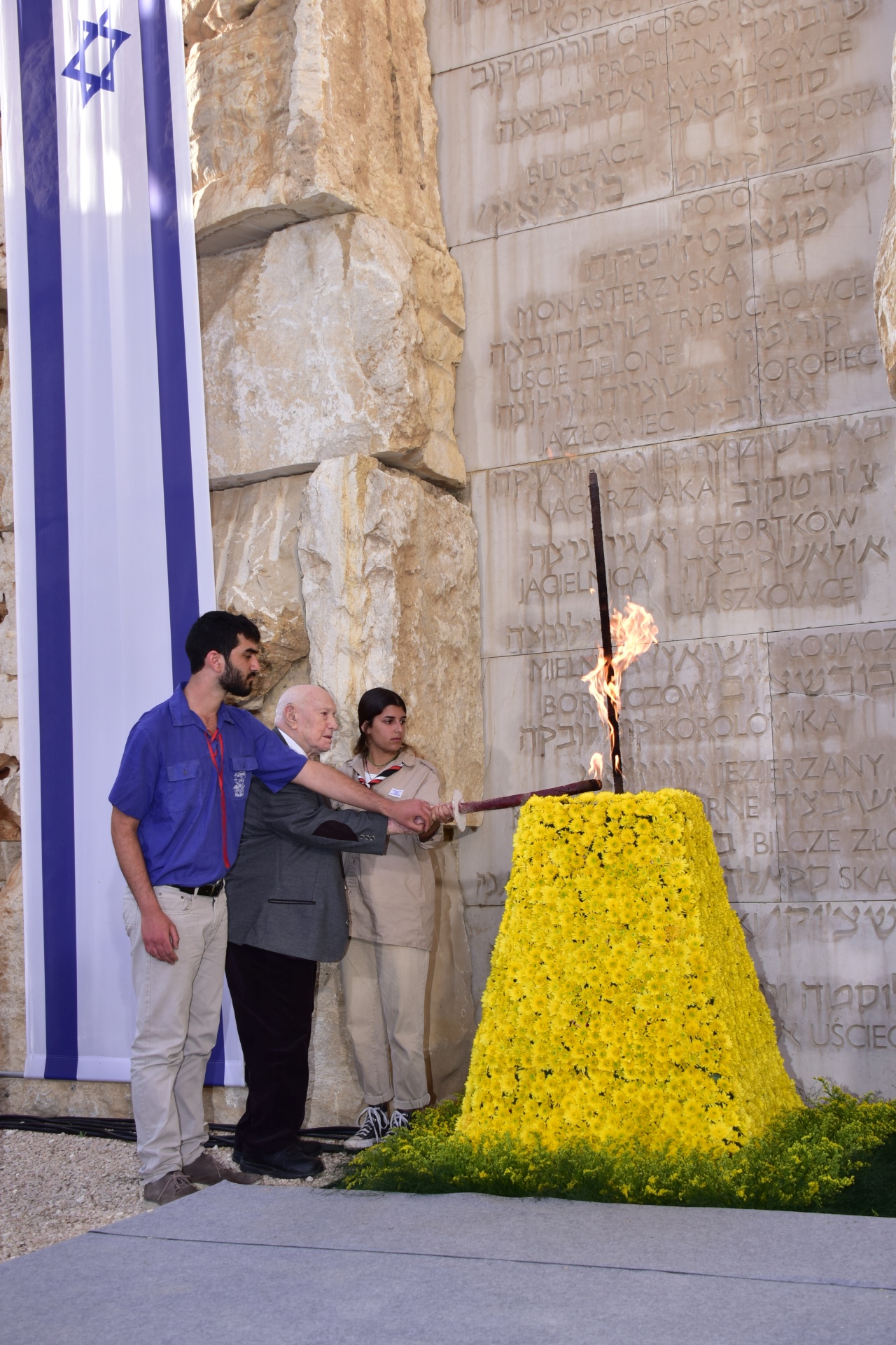 Holocaust survivor Nachum Rotenberg lit the Memorial Torch at the Youth Movement Ceremony